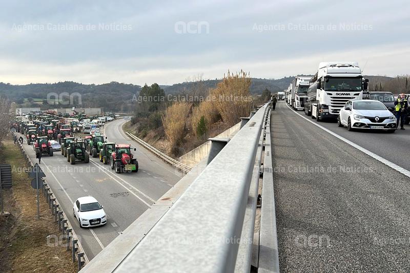 Els pagesos gironins tallen l AP 7 i l N II a Medinyà en la protesta