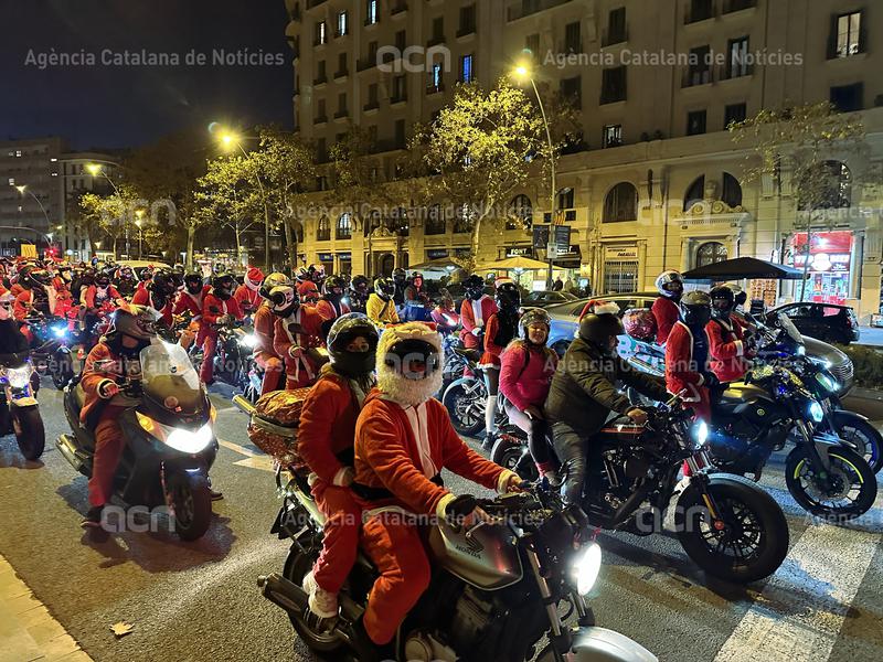 Desenes De Motoristes Disfressats De Pare Noel Circulen Per L Avinguda