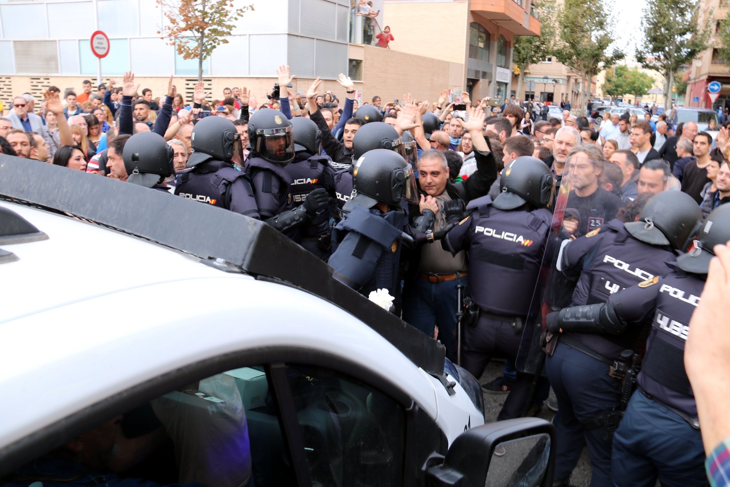 Some voters blocking Spanish police officers in Cappont primary care center in Lleida on October 1, 2017