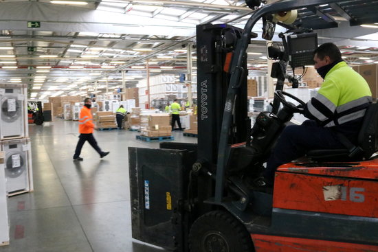 Forklift operator in the Corte Inglés logistics center in La Bisbal del Penedès