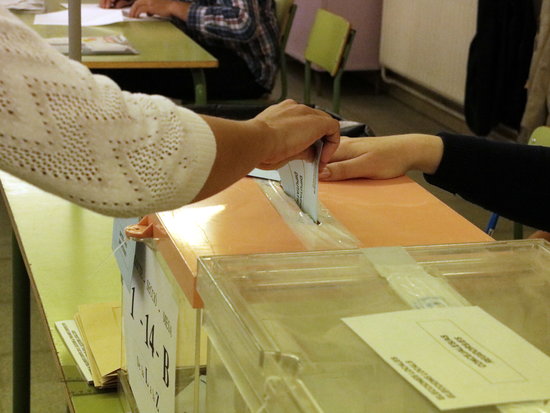 A person voting in a school in Lleida in 2019