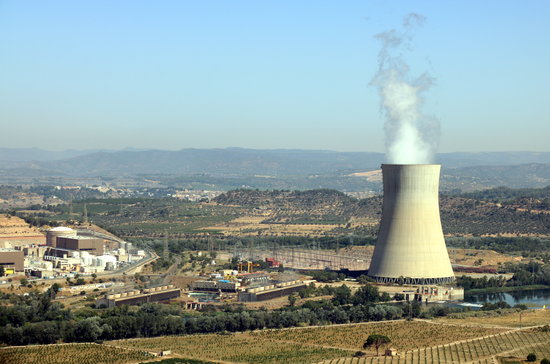 Archive image of the Ascó nuclear power plant in Ribera d’Ebre, with the cooling tower on the right and the two reactors on the left