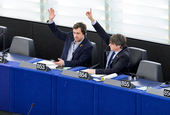 Junts MEPs Carles Puigdemont and Toni Comín voting in a European Parliament vote on January 13, 2020