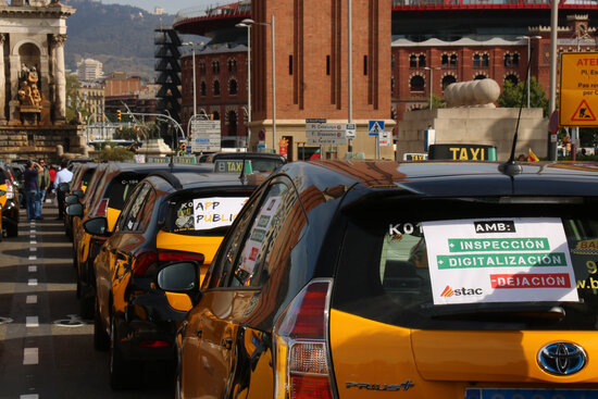 Taxis protesting against ride-hailing services such as Cabify and Uber in 2021