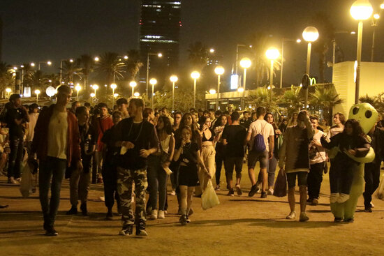 Partygoers at Bogatell beach in La Mercè 2021.