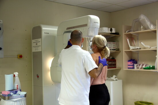 A woman undertakes a mammogram during the Breast Cancer early detection testing initiative promoted at the Catalan Oncology Institute on October 25, 2021