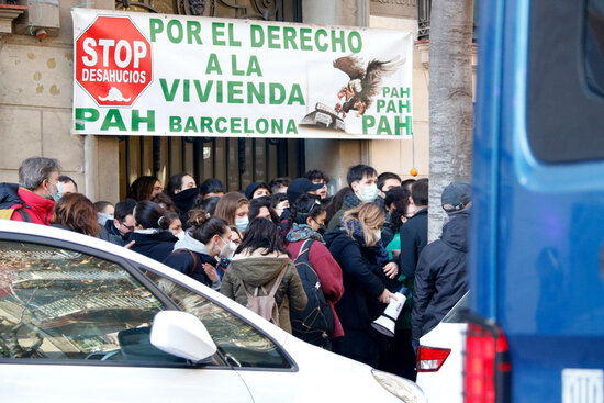 Housing activists trying to spot an eviction of a family in Barcelona's Eixample district in 2021.