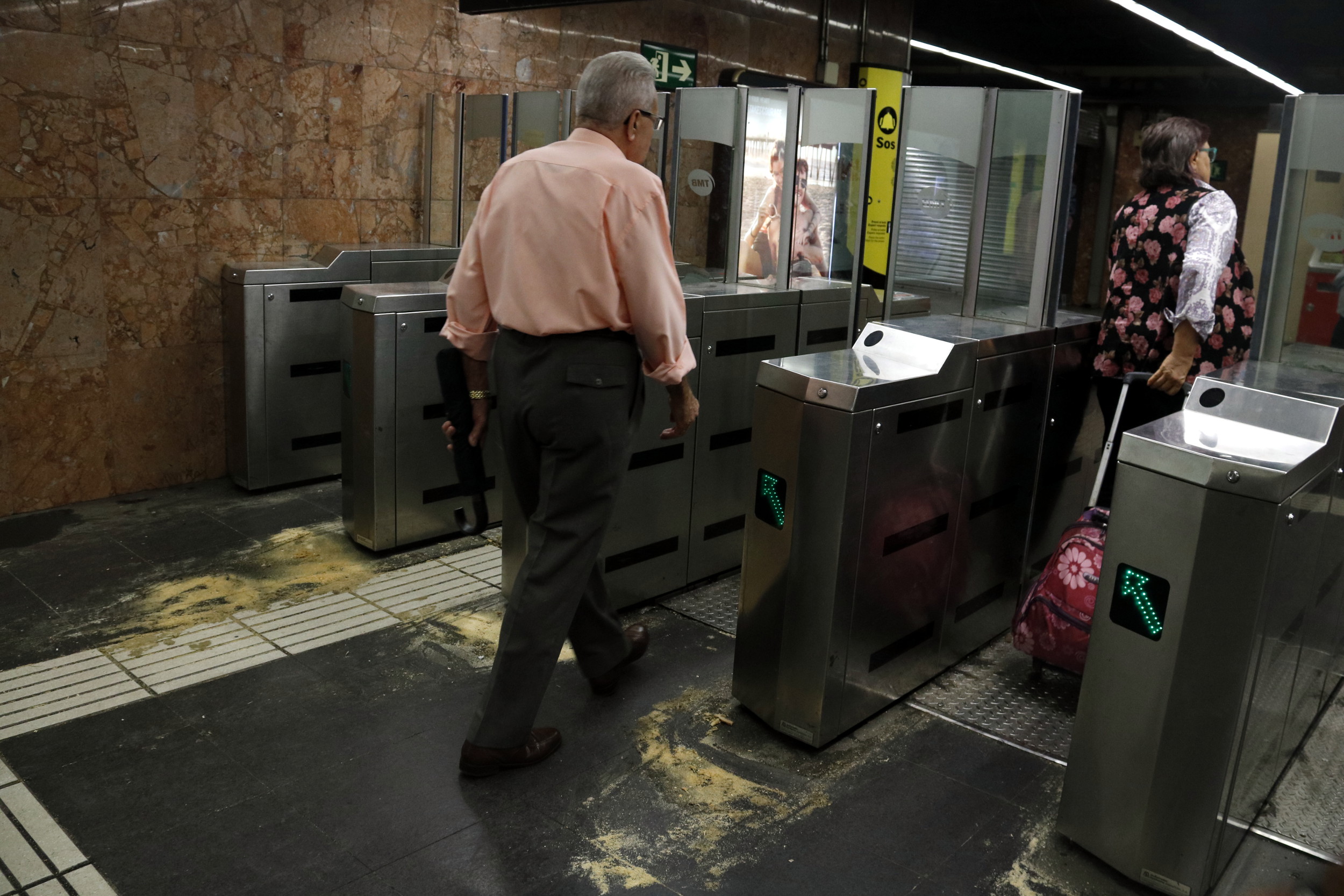 A person entering the L1 metro line.