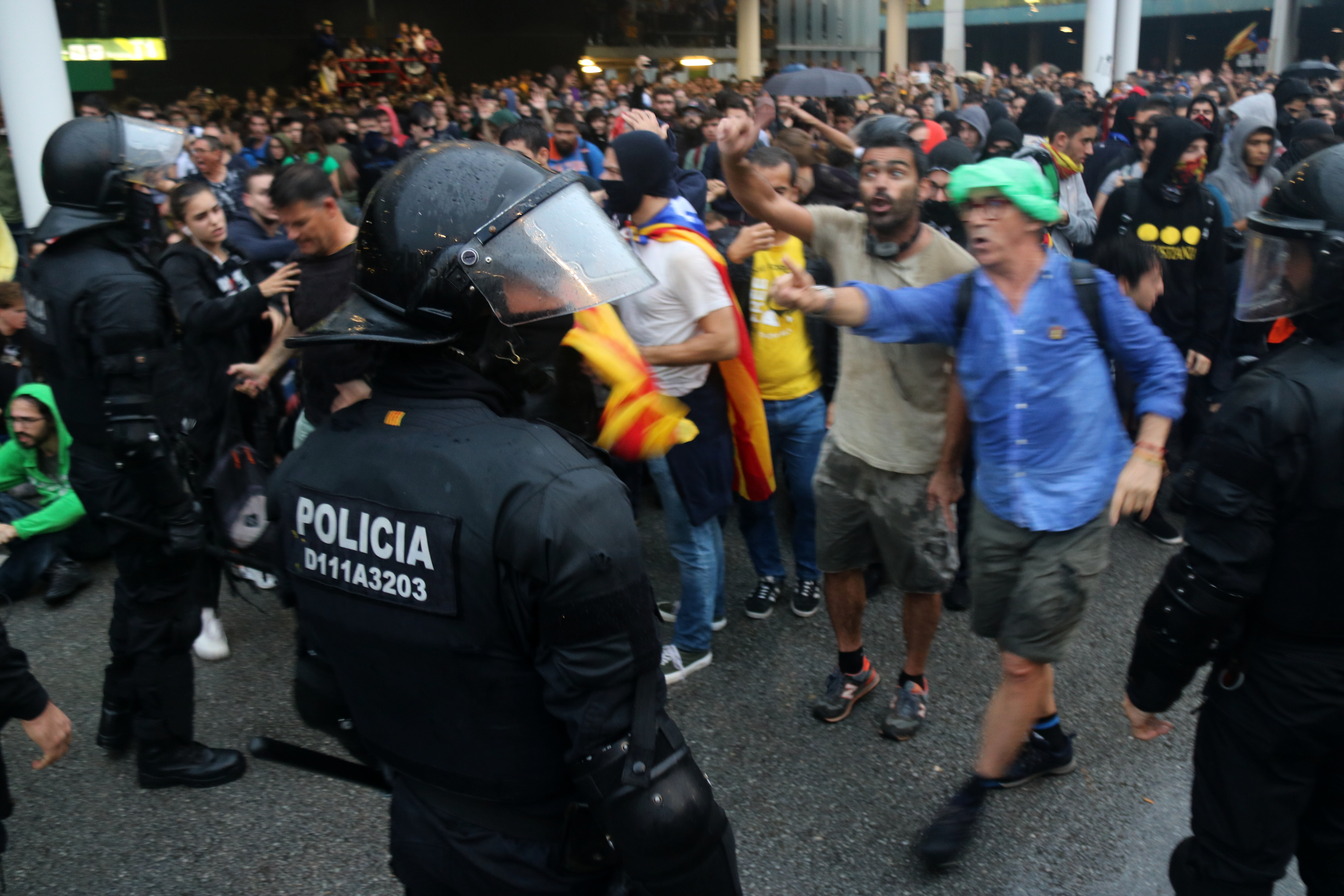 Tsunami Democràtic protesters clash with police at the airport protest in October 2019