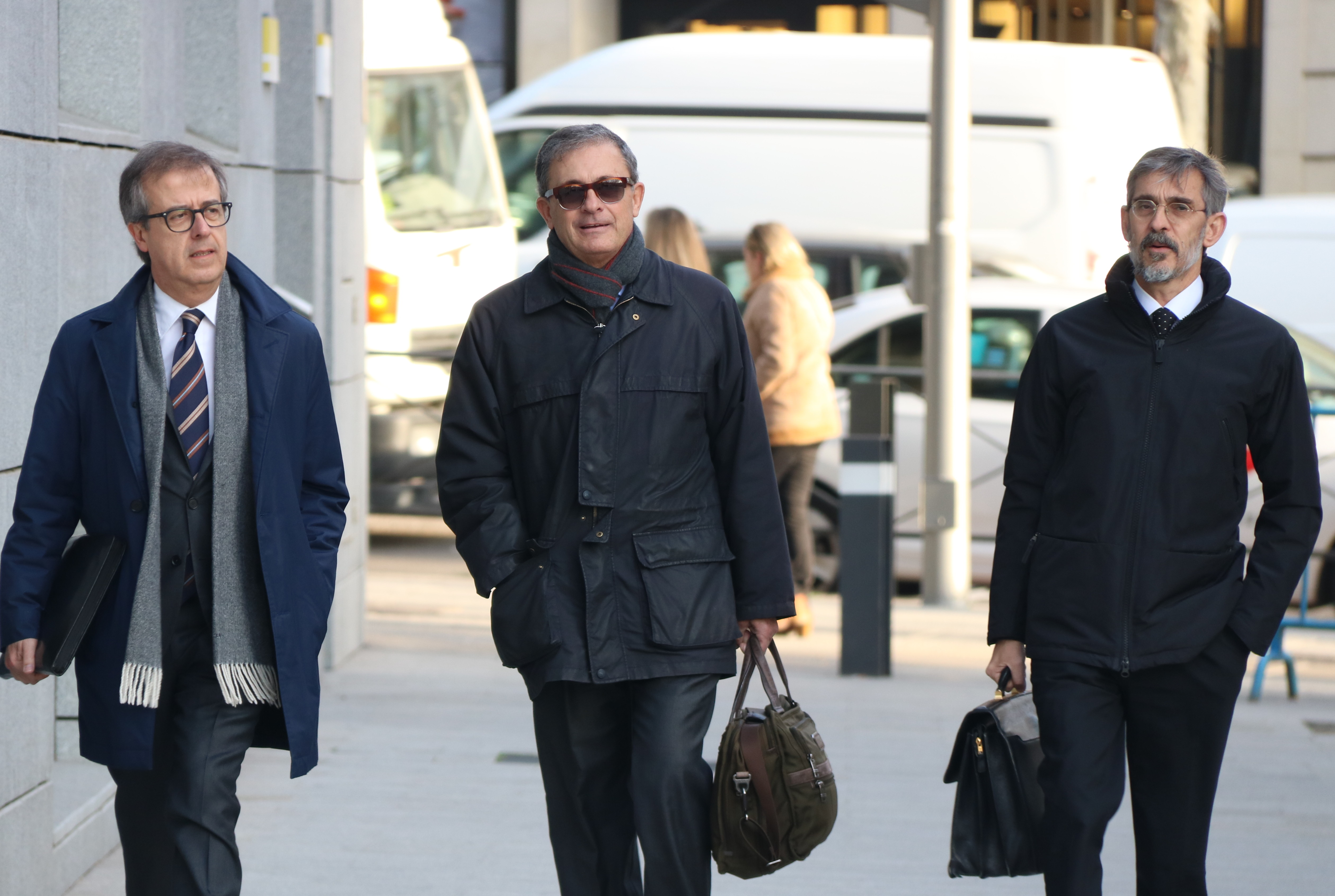 Jordi Pujol Ferrusola (in the center of the image) walks to the Spanish National Court to testify on February 7, 2020