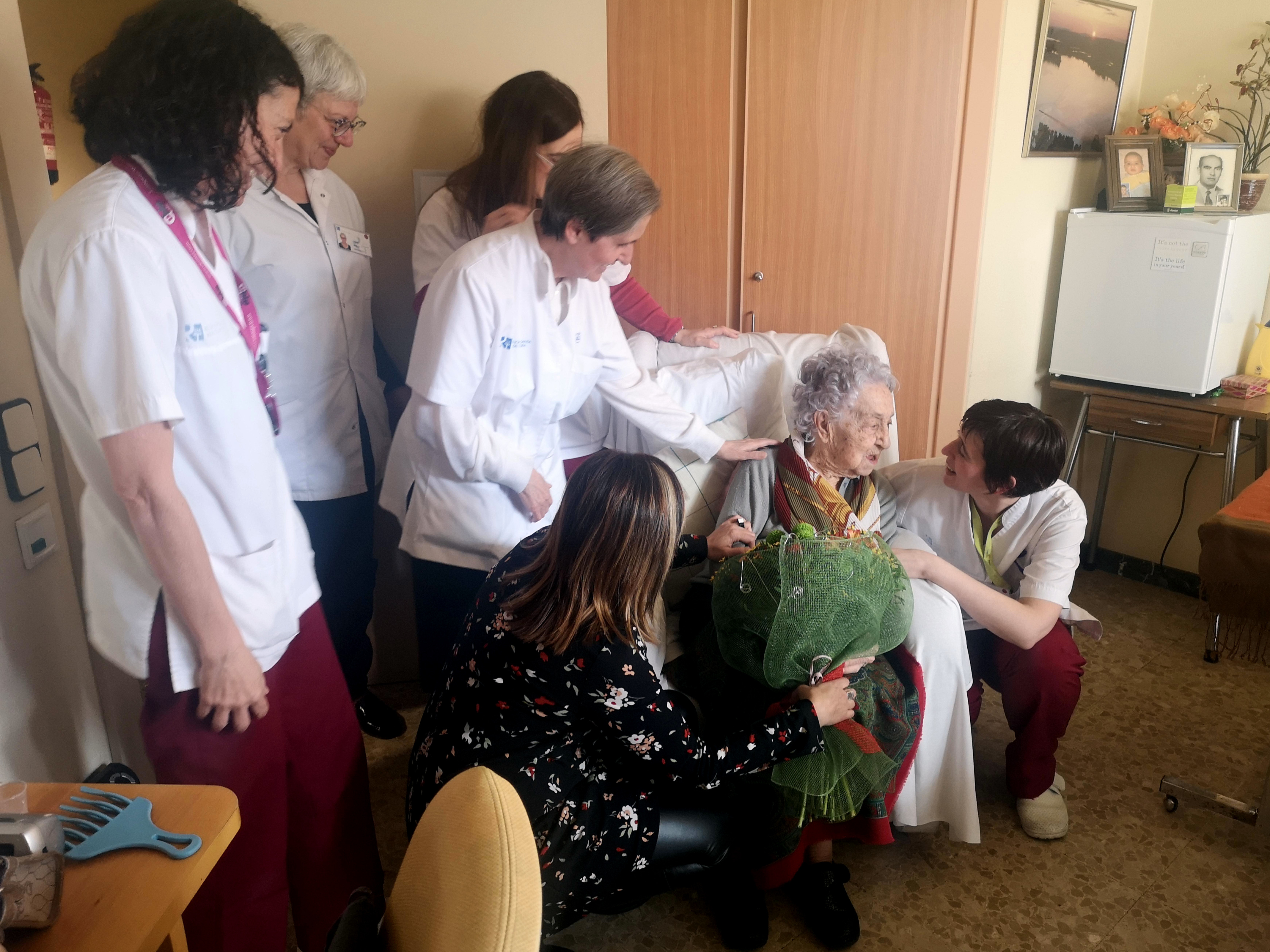 Maria Branyas holding a bouquet of flowers in the Residència Santa Maria del Tura home care, in Olot, on March 4, 2020