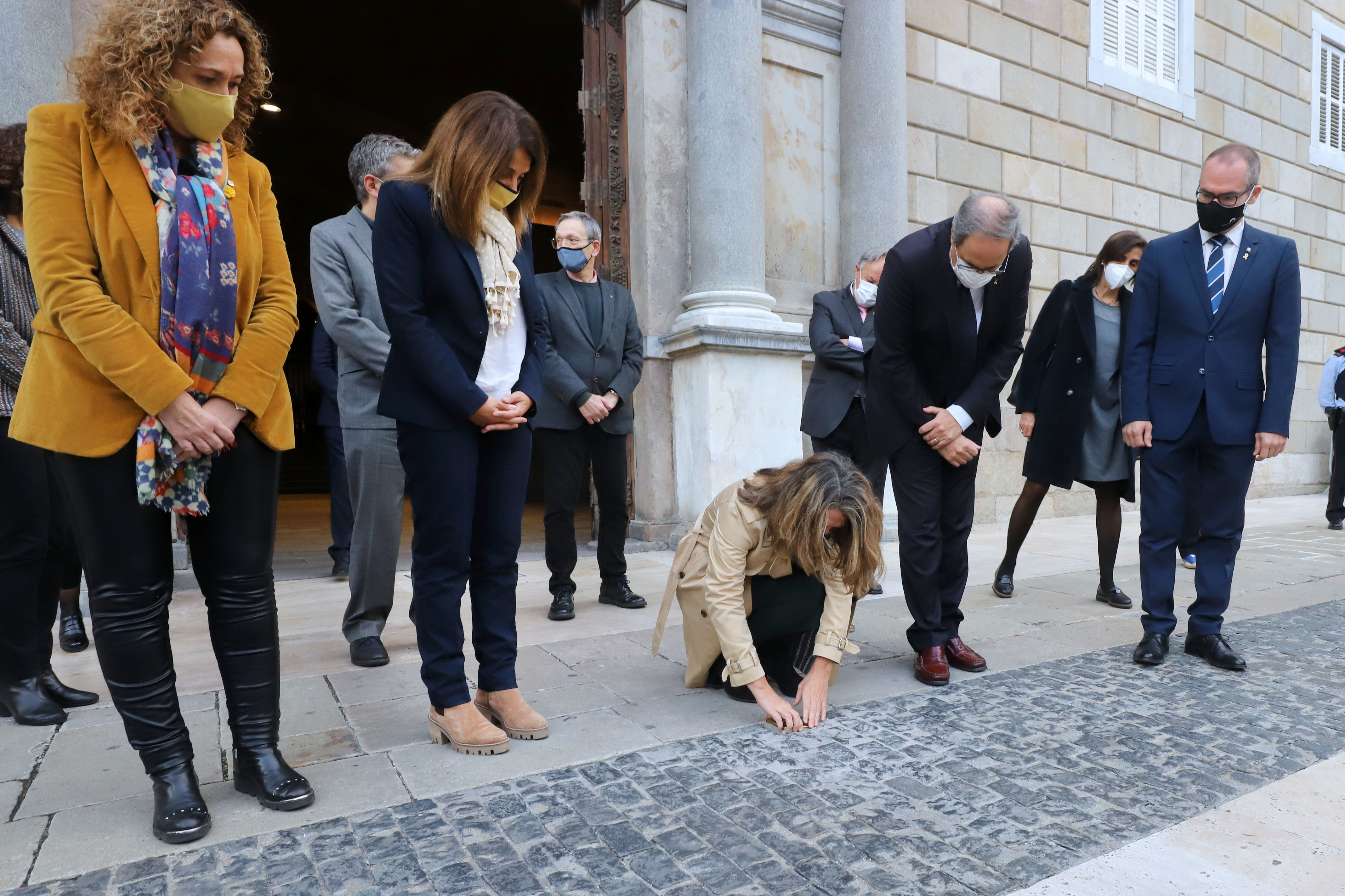 Former ministes Meritxell Budó and Ester Capella and former Catalan president Quim Torra by Lluís Companys' Stolperstein on Plaça de Sant Jaume