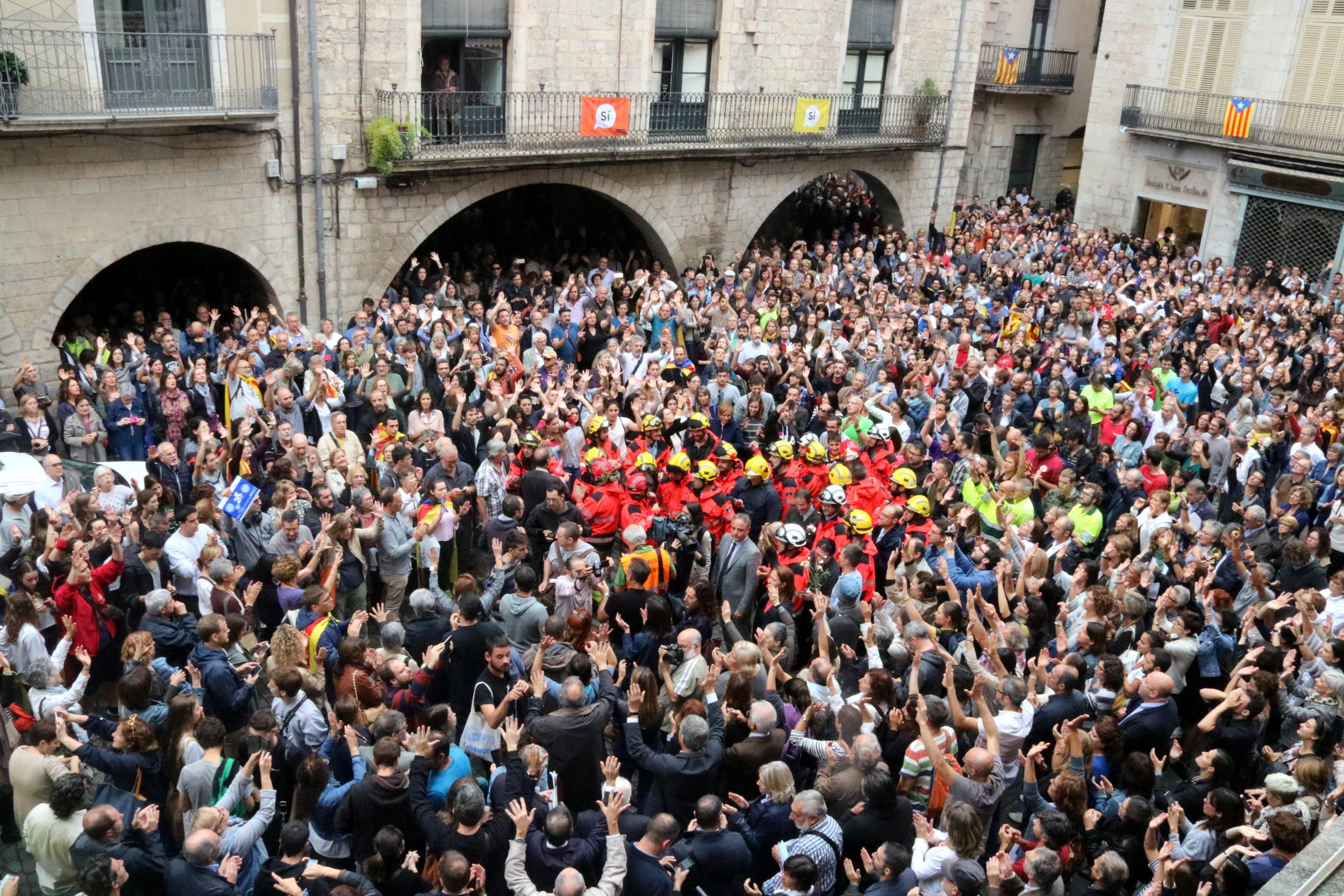 Pla general de la concentració que hi va haver a la plaça del Vi de Girona l'endemà del referèndum, el 2 d'octubre del 2017, on hi van participar una desena de Bombers uniformats (Horitzontal)