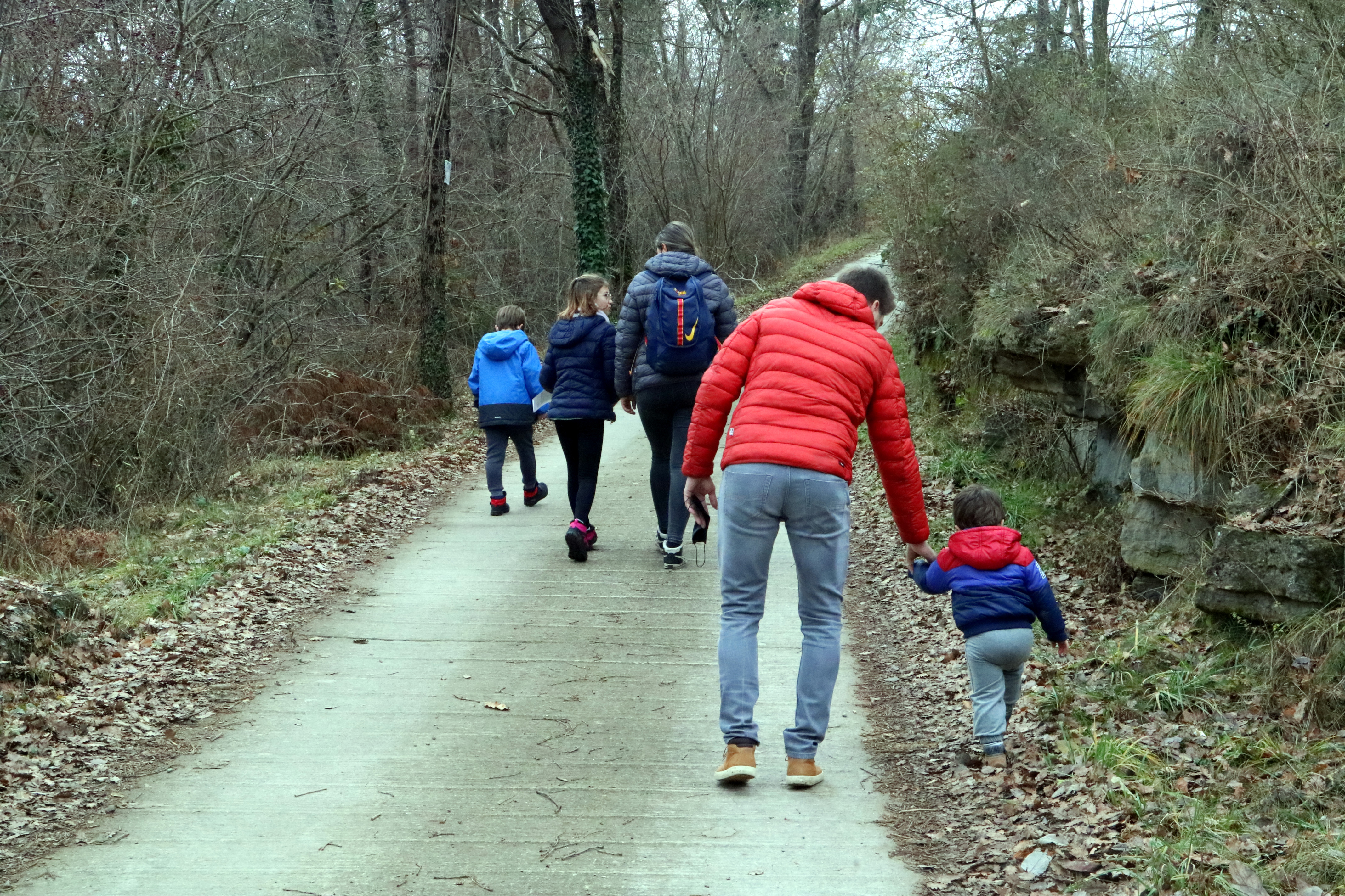 Pla general de la família fent l'activitat 'Caçations' a Rupit. Imatge publicada el 20 de desembre del 2020. (Horitzontal)