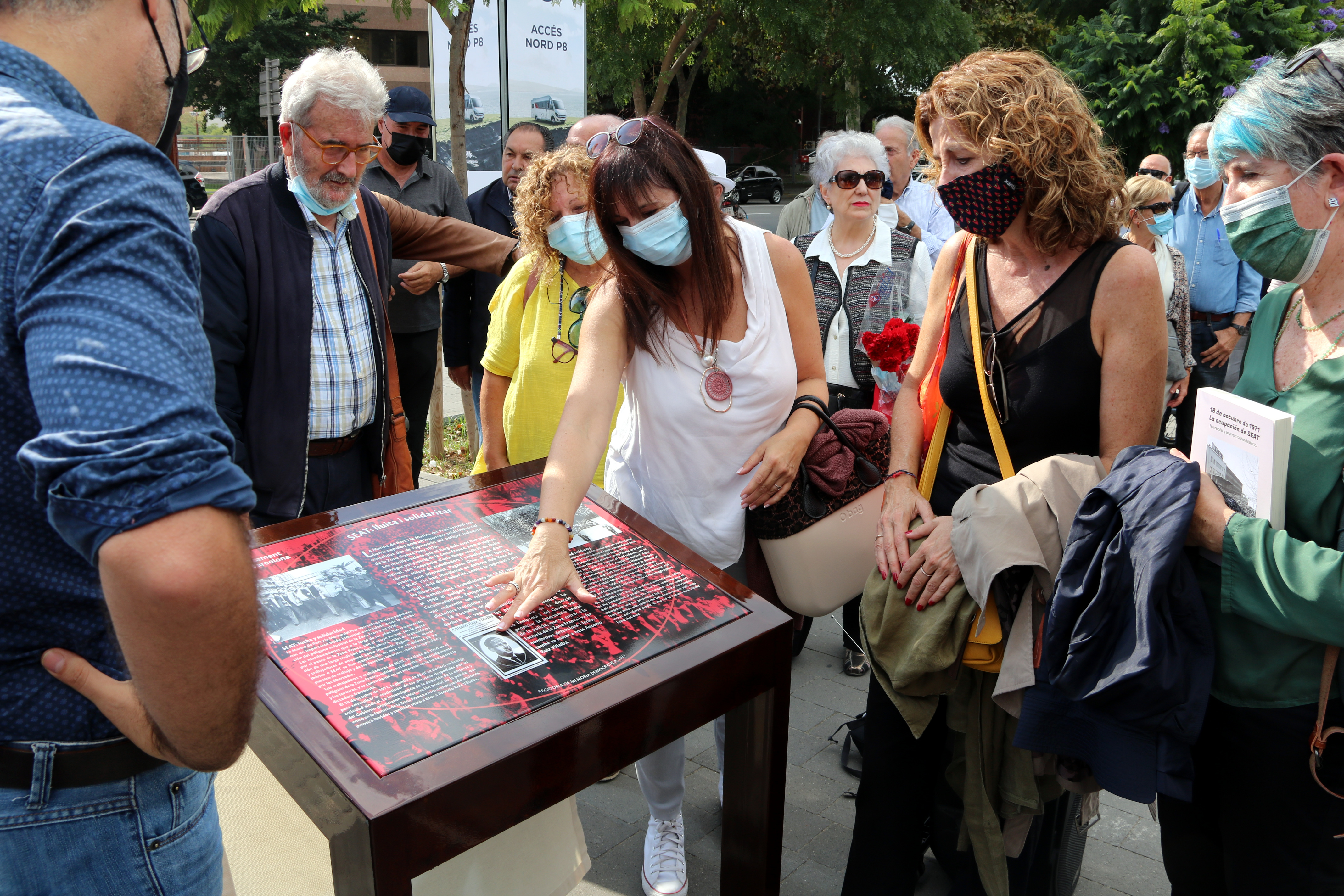 Inauguration of the commemorative plaque in Plaça del Moviment Obrer