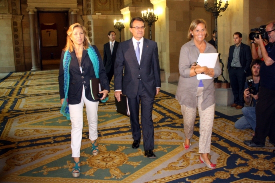 Artur Mas (centre) going towards the parliamentary committee room, walking with the Catalan Government's Vice President (left) and the President of the Catalan Parliament (right) (by R. Garrido)