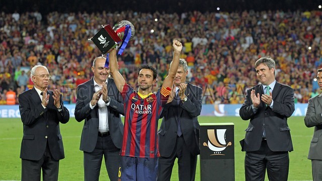 Xavi Hernández with the Spanish Super Cup (by Miguel Ruiz, FCB)