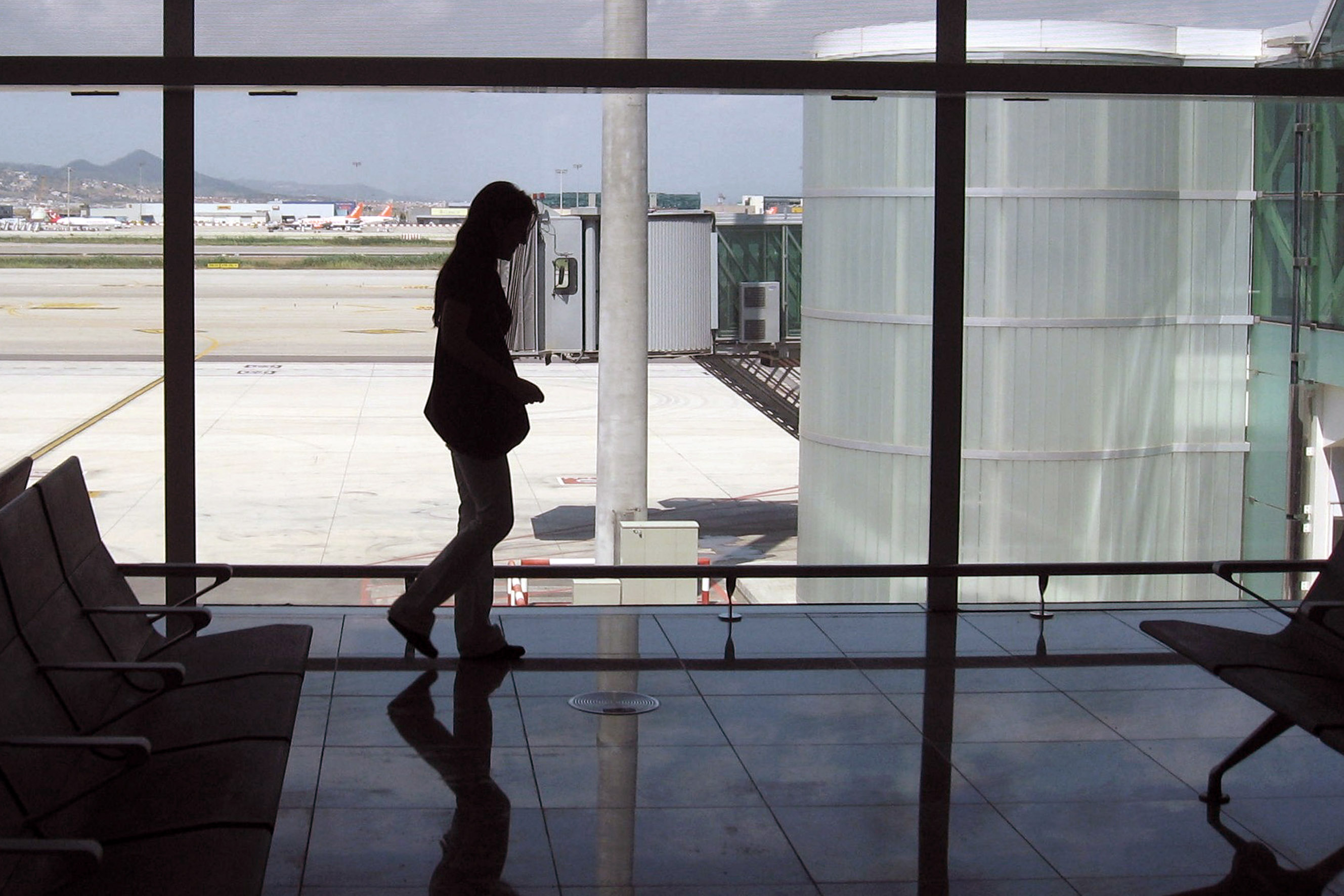 A passenger at Barcelona-El Prat Airport (by ACN)