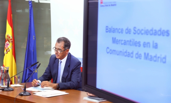 The Finance Minister of Madrid's regional Government presenting the report (by Comunidad de Madrid / ACN)