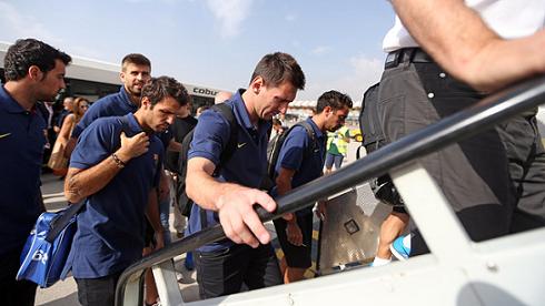 From right to left: Xavi, Messi, Cesc, Piqué and Busquets before taking the plane towards Barcelona (by FC Barcelona)