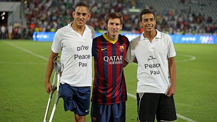 Leo Messi with an Israeli and a Palestine player in Tel Aviv (by FC Barcelona)