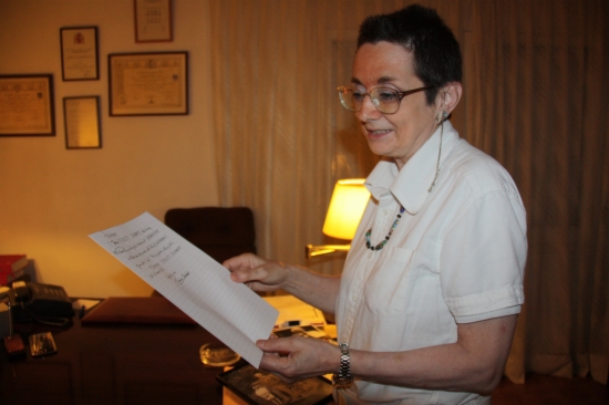 Montserrat Verdaguer showing a Tom Sharpe's document (by N. Guisasola)