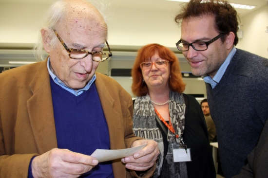 Oriol Maspons supervising how his personal archive was transferred to the MNAC (by M. Amengual)