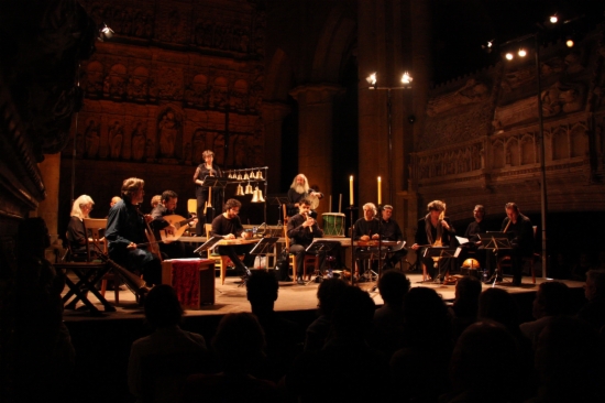 The Capella Reial de Catalunya and Hespérion XXI, with Jordi Savall, playing at Poblet Monastery's church (by R. Segura)