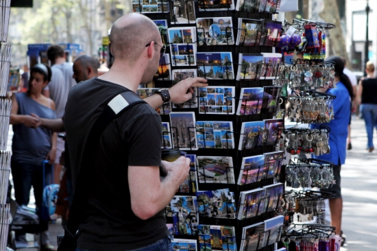 A tourist buying postcards in Barcelona's Les Rambles (by O. Campuzano)