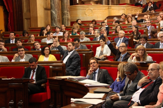 The Catalan Parliament voting one of the motions resulting from the Debate on General Policy (by A. Moldes)