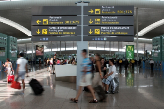 Passengers at Barcelona El Prat Airport's Terminal 1 (by ACN)