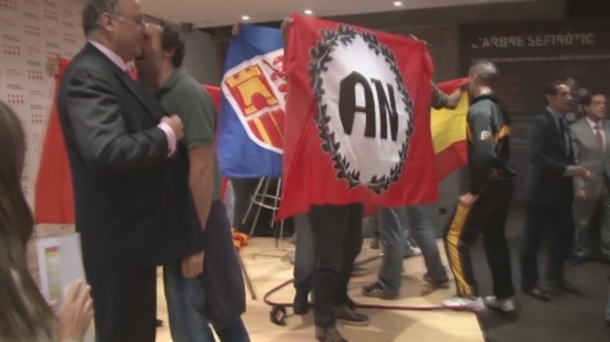 An extreme right-wing and Spanish nationalist group assaulted the Catalan Government delegation in Madrid (by R. Pi)