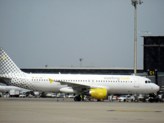 A Vueling aircraft in Barcelona El Prat Airport (by ACN)