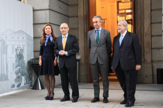 The Spanish Government handing in the 2014 budget proposal to the Spanish Parliament (by ACN)
