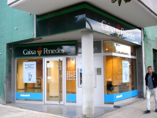 A Caixa Penedès branch, before changing all its signs to Banc Sabadell's corporate identity (by Premsa Banc Sabadell)