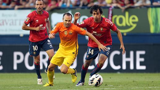 Andrés Iniesta playing last season against Osasuna (by FC Barcelona)