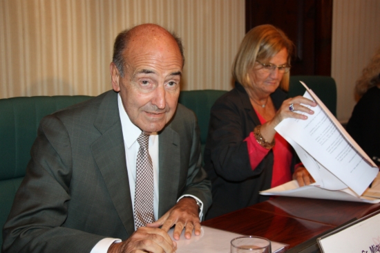 Miquel Roca, one of the Spanish Constitution's authors, next to Núria de Gispert, President of the Catalan Parliament (by A. Moldes)