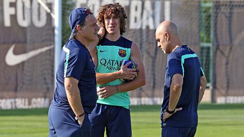 Carles Puyol (centre) with Tata Martino (left) in his first training with the group in mid-September (by FC Barcelona)