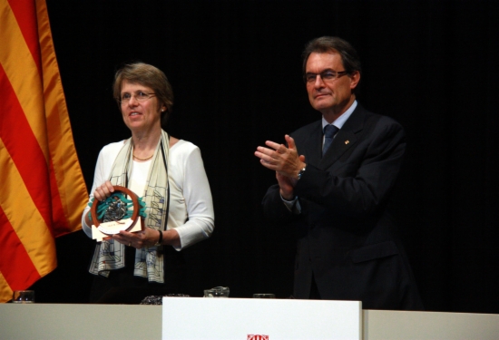 Sally Watson receiving the Ramon Margalef Prize from the President of the Catalan Government (by L. Roma)