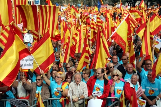 Demonstrators with Spanish and Catalan flags (by J. Bataller)