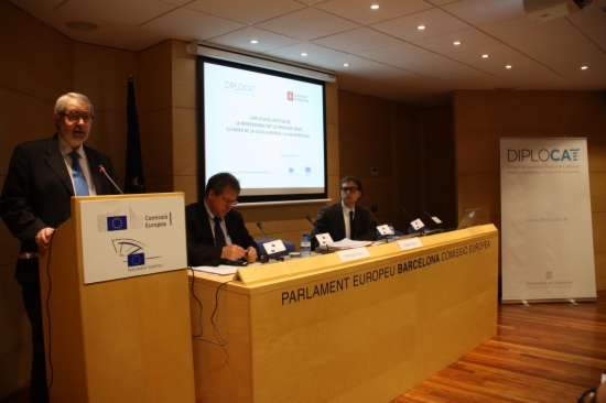 Ferran Terradellas, from the European Commission, the Executive Director of the World Federalist Movement-Institute for Global Policy, William Pace, and the Secretary General of the DIPLOCAT, Albert Royo, in the conference (by ACN)