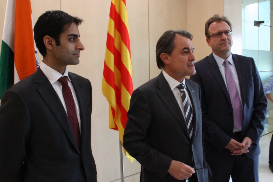 SMP's Managers and the Catalan President (centre) in the company's headquarters near New Delhi (by R. Garrido)