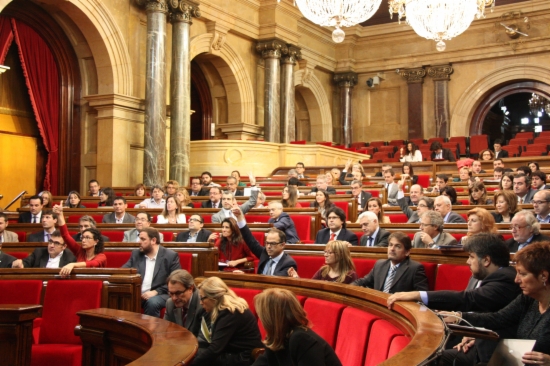 The Catalan MPs voting on the CUP's motion (by P. Solà)