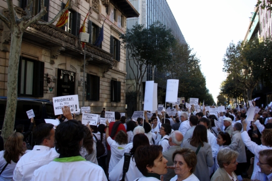 Chemists on strike before the Spanish Government's Delegation in Barcelona (by L. Roma)