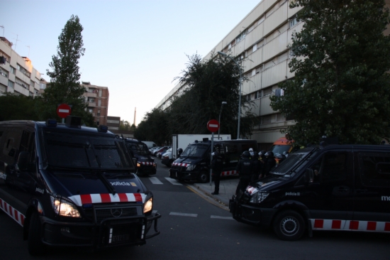 Part of the Catalan Police's deployment in La Mina on Friday early morning (by G. Sánchez)