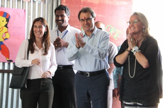 The Catalan President (centre) with his wife (right) visiting an education NGO in India (by R.Garrido)