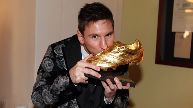 Leo Messi with his 3rd Golden Boot award (by FC Barcelona)