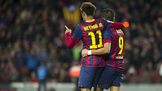 Neymar hugs Alexis, who scored Barça's third goal against Granada (by FC Barcelona)