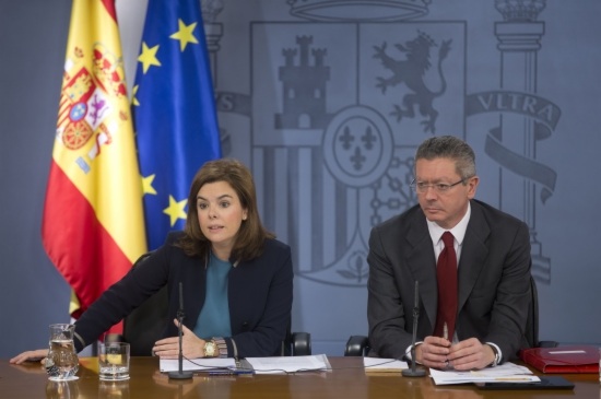 Soraya Sáenz de Santamaría (left) next to the Spanish Minister of Justice, Alberto Ruiz Gallardón (by R. Pi de Cabanyes)
