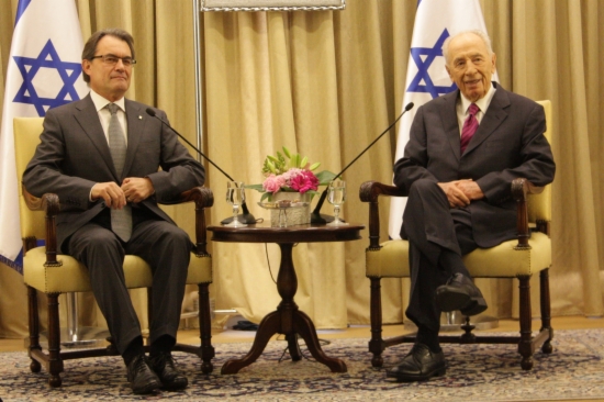 The Catalan President Artur Mas (left) next to the President of Israel Shimon Peres (right) (by P. Mateos)